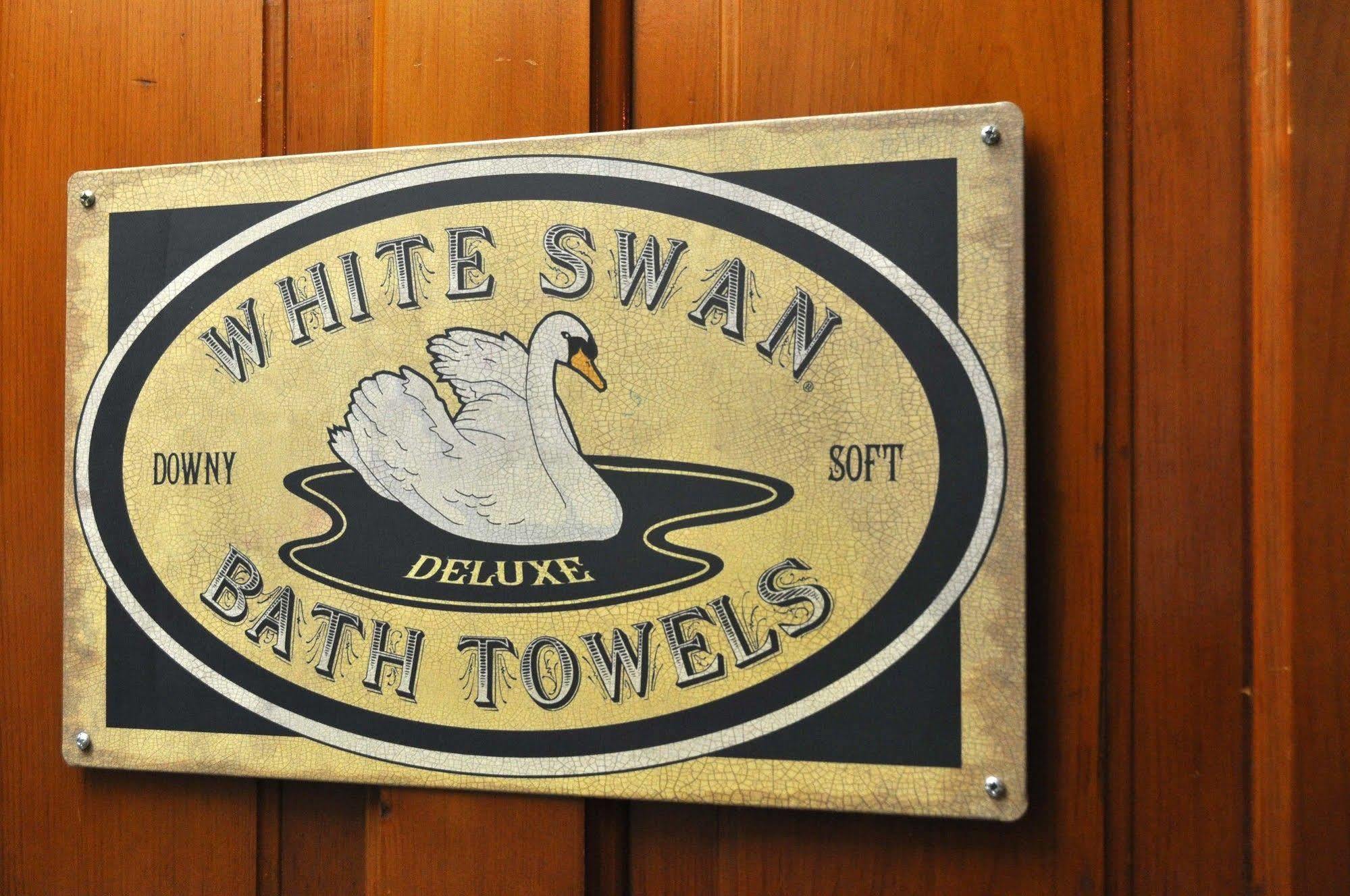 White Swan Inn Bed And Breakfast Whitehall Exterior photo